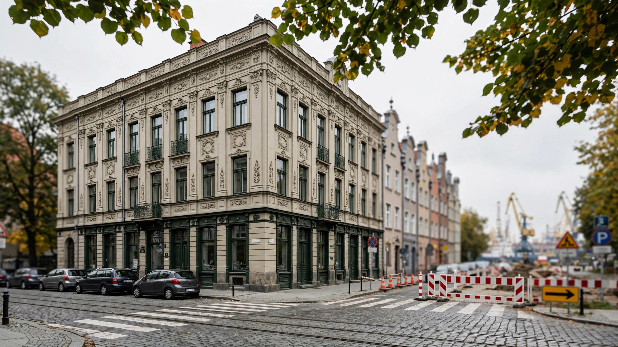 Odrestaurowana zabytkowa elewacja kamienicy przy ulicy Ułańskiej 11 w Gdańsku